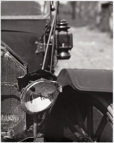 صورة مقرّبة لمصباح السيارة التالف بواسطة تشارلز كليمنت هولت